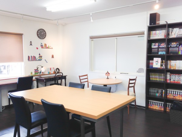 明るい店内は集中ムードを加サポートします。 疲れたら漫画でリラックスもw